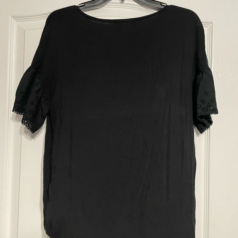 Large Pink Rose Brand Women’s Black blouse with embroidered sleeves *never worn* - Picture 3 of 3